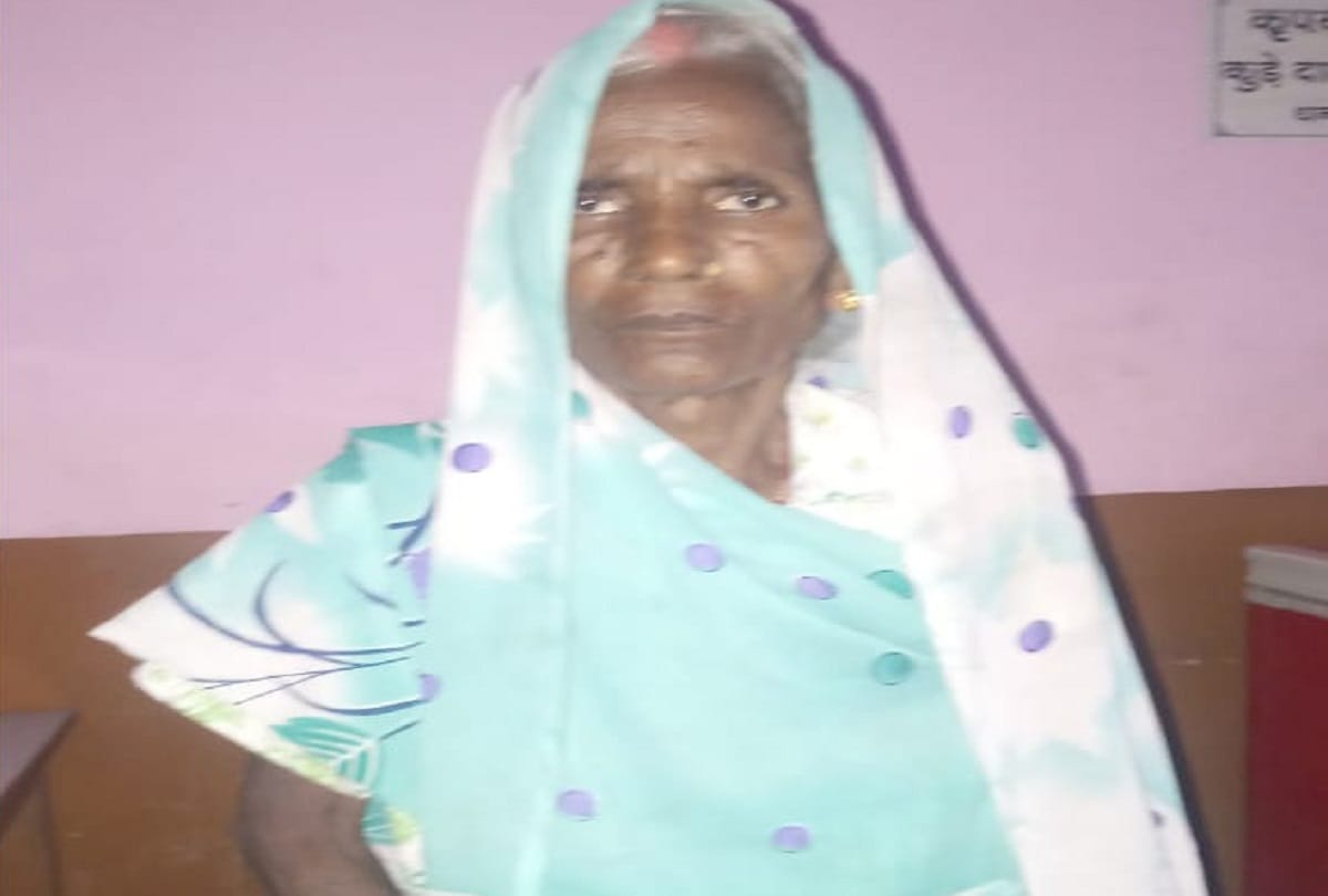 Crowd beaten by two bullies caught by jewelery snatched from old age Women