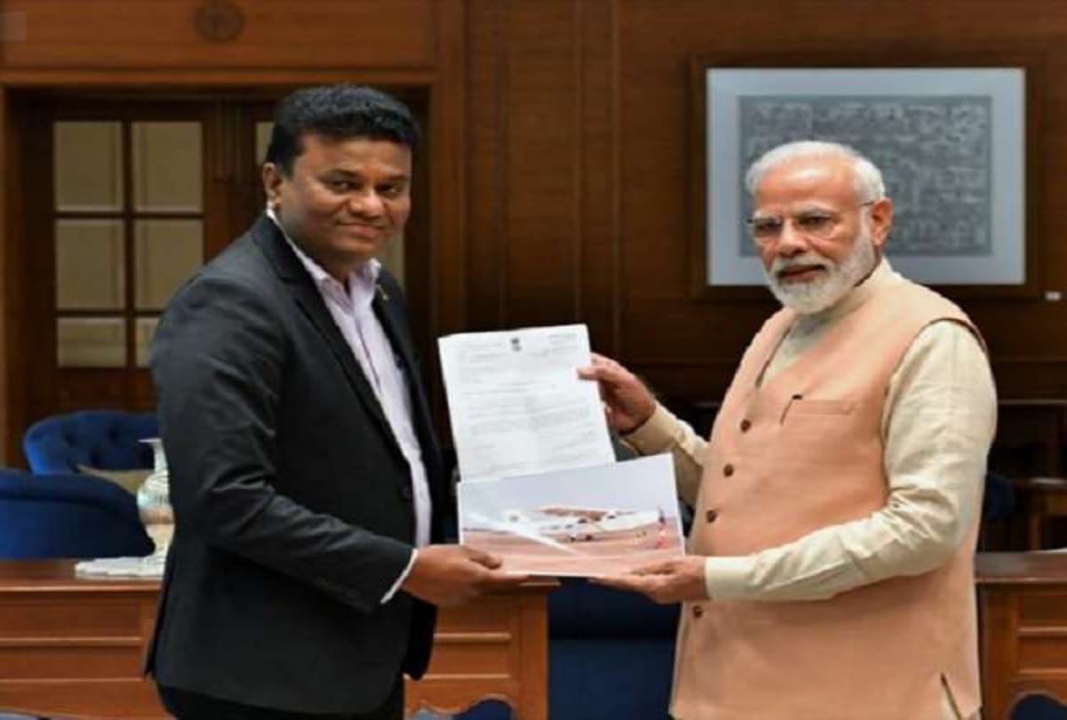 PM Modi met Captain Amol yadav who built the aircraft on the roof of the house