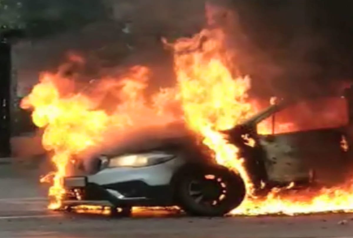 The vehicle caught fire as it hit the parapet and driver jumped out