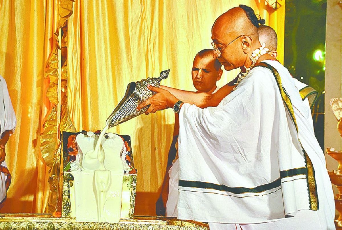 chaitanya mahaprabhu charan paduka reached in chandroday temple vrindavan