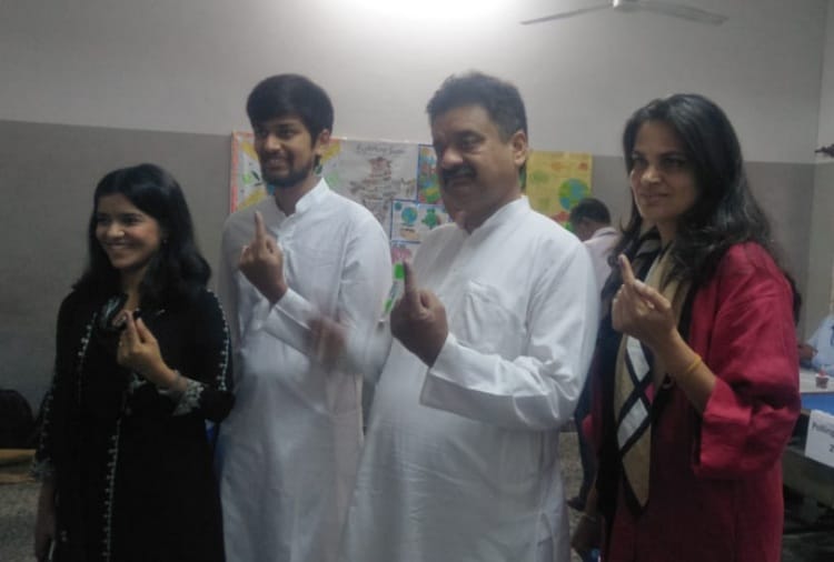 Politicians Cast Vote for Haryana Assembly Elections 2019