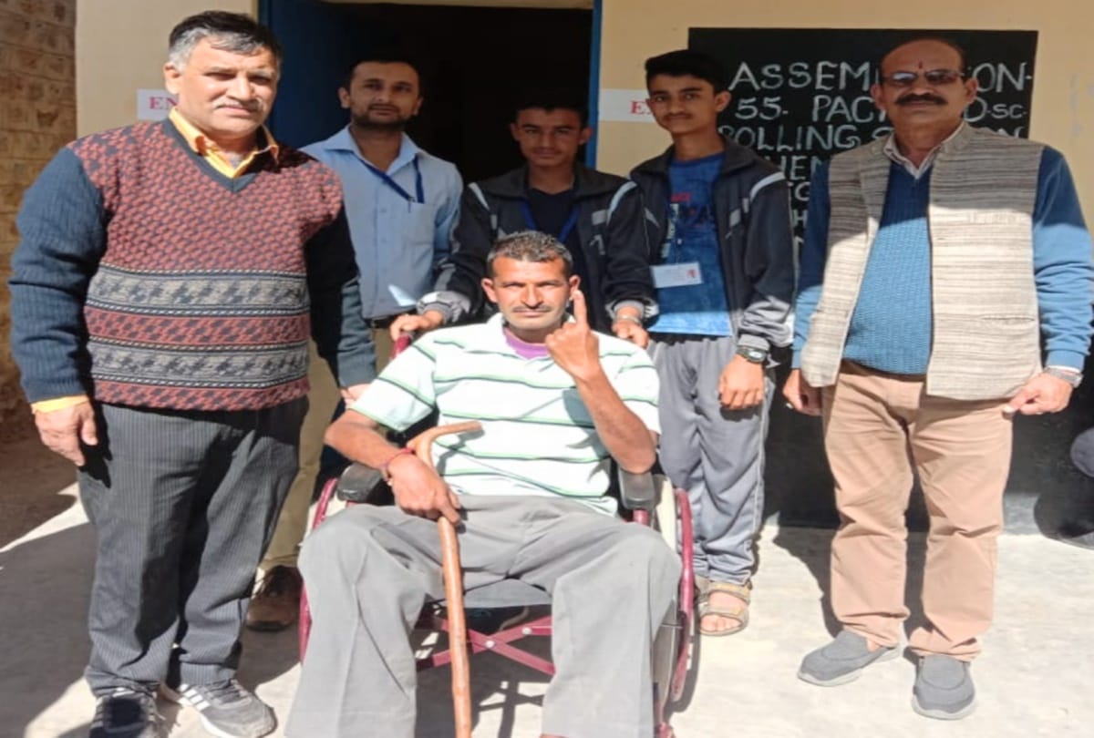 by election: elderly and divyang voter reached polling station on  palanquin and a wheelchair