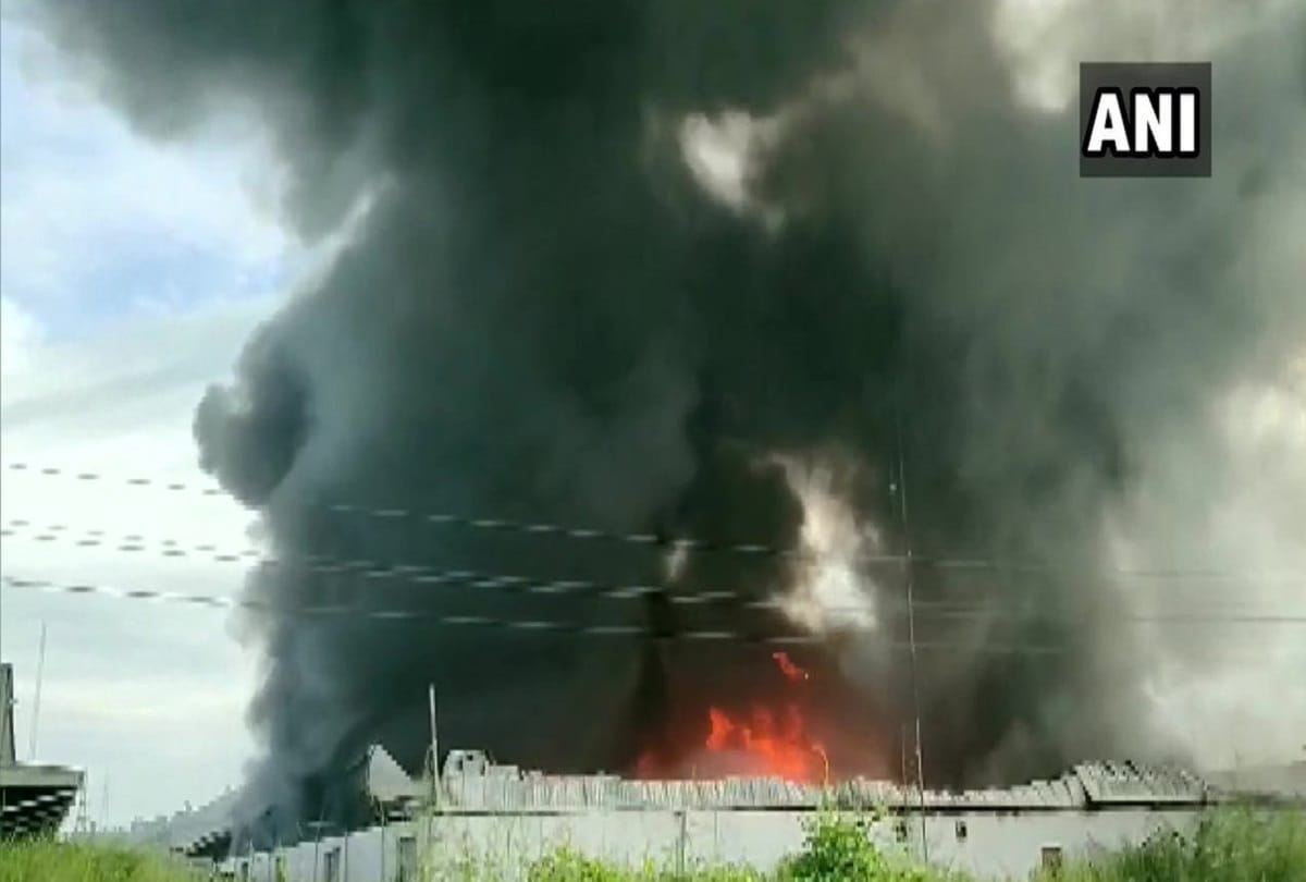 Maharashtra Fire breaks out in a godown in Bhiwandi Fire tenders at the spot