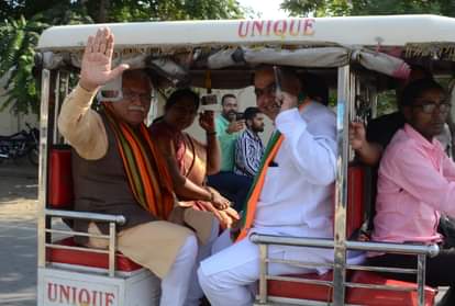 सीएम मनोहर लाल ने की ई-रिक्शे की सवारी