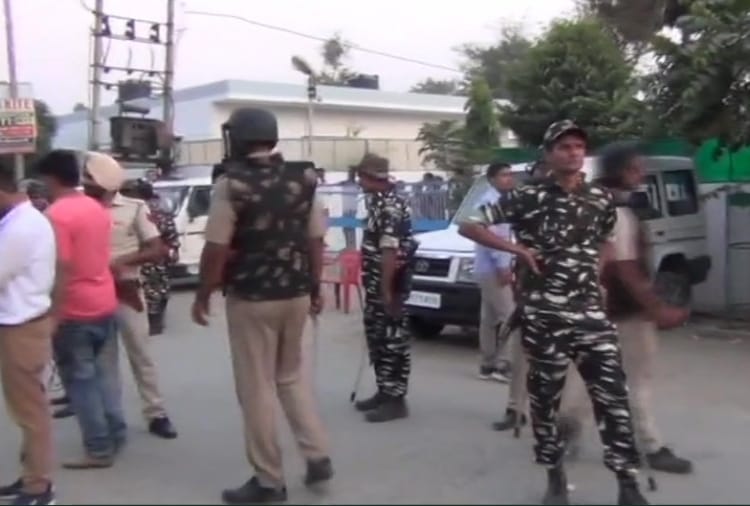 clash broke out between Congress & BJP workers at a polling booth in Kaithal