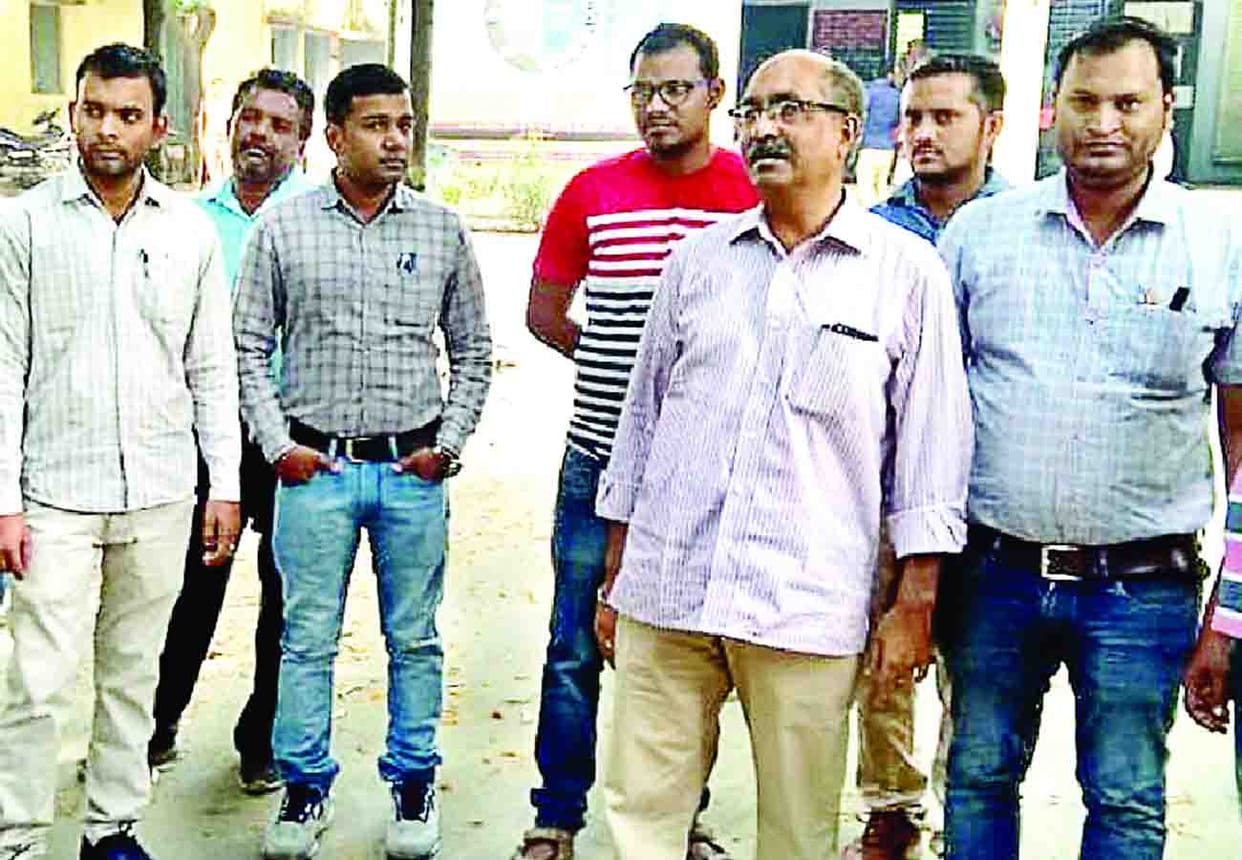 Villagers beat four people including J.E. in farrukhabad