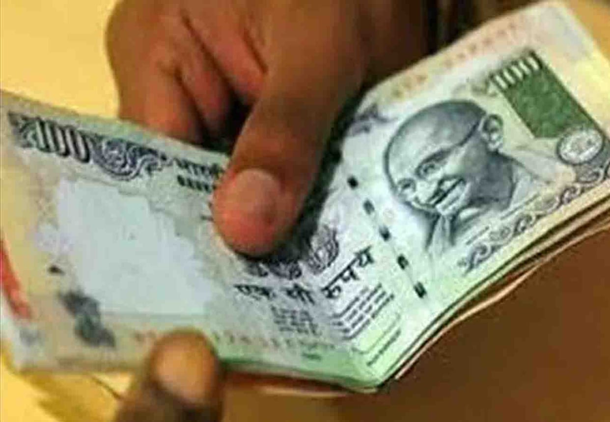 labor officer taking bribe, Video viral