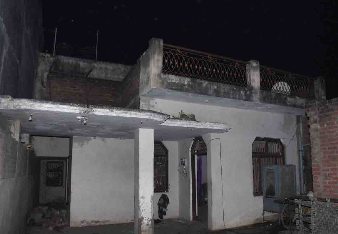 bomb blasts in kanpur, one died and two injured