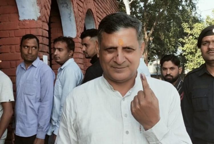Politicians Cast Vote for Haryana Assembly Elections 2019