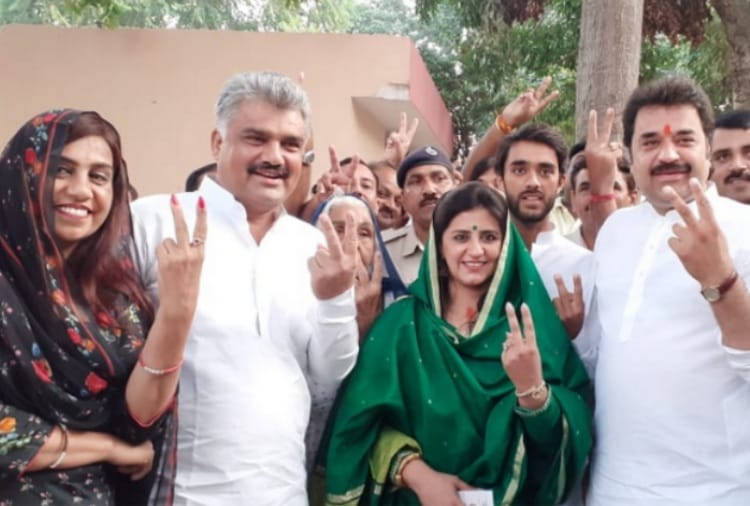 Politicians Cast Vote for Haryana Assembly Elections 2019