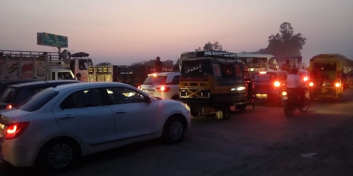 two hours heavy zaam in jaani ganga nagar pul  due to lots of traffic