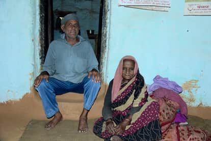 गांव में रह गए बुजुर्ग