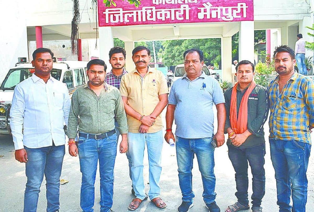 vhp bajrang dal protest against kamlesh tiwari murder case in agra