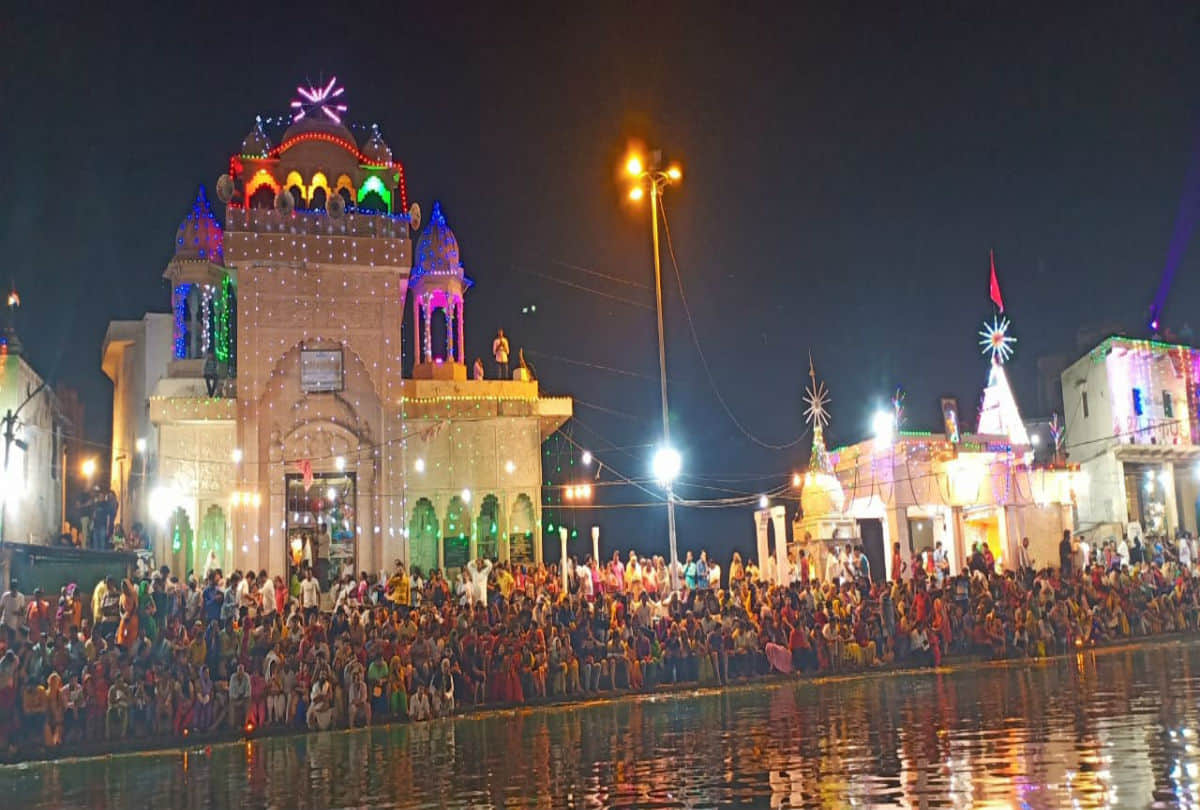 devotees took holy bath in radharani kund on ahoi ashtmi in mathura