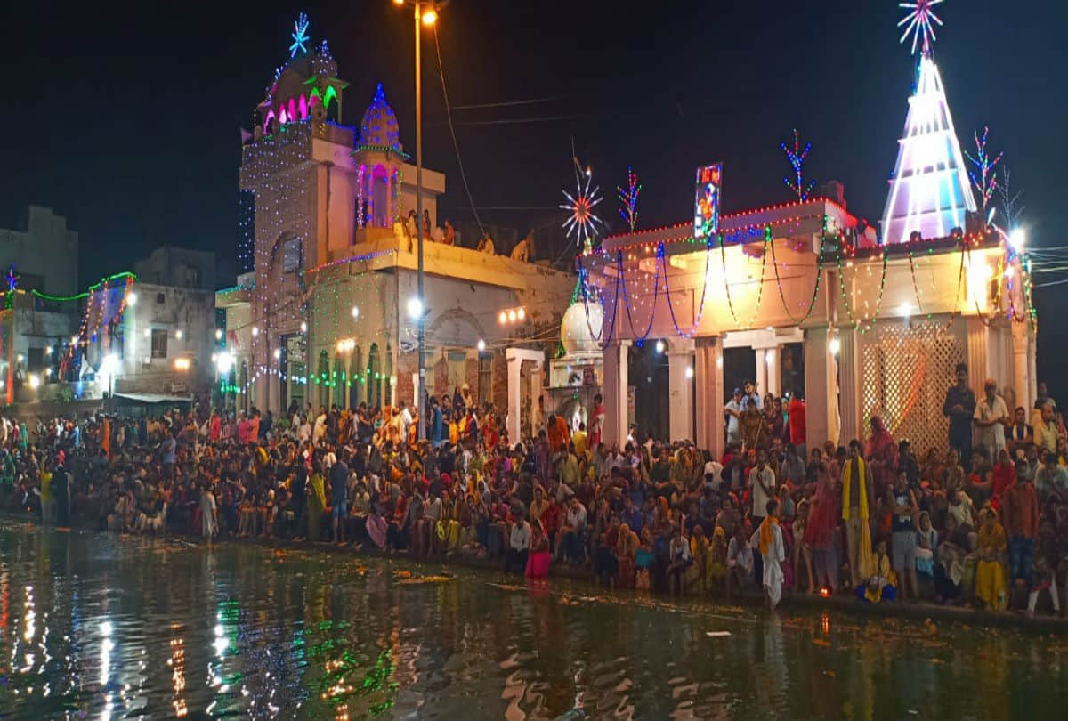 devotees took holy bath in radharani kund on ahoi ashtmi in mathura