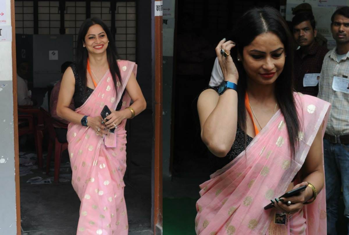 peeli saari wali polling seen in new avtar, this time pink saree grabs attention