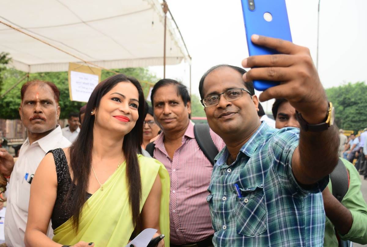 peeli saari wali polling seen in new avtar, this time pink saree grabs attention