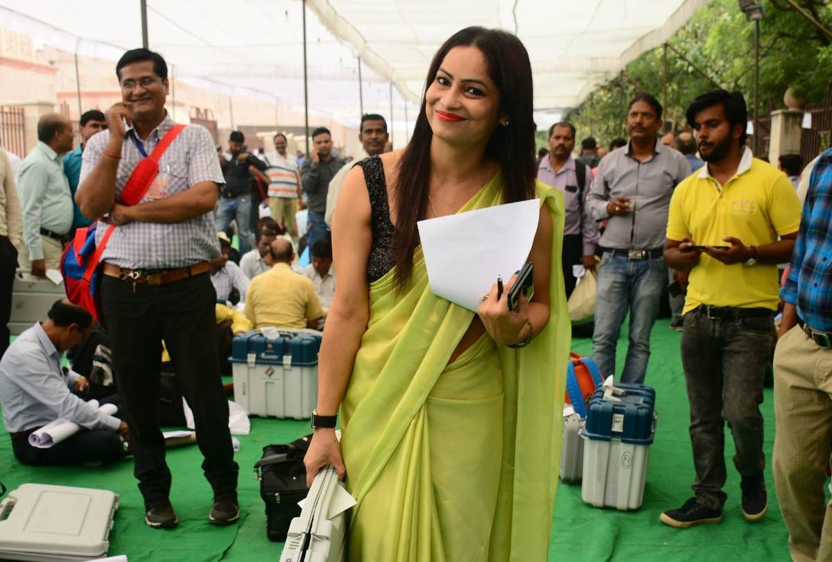 peeli saari wali polling seen in new avtar, this time pink saree grabs attention