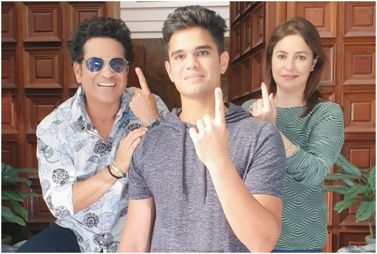 Maharashtra Assembly Election 2019 Sachin Tendulkar with Family  casting their vote in Bandra