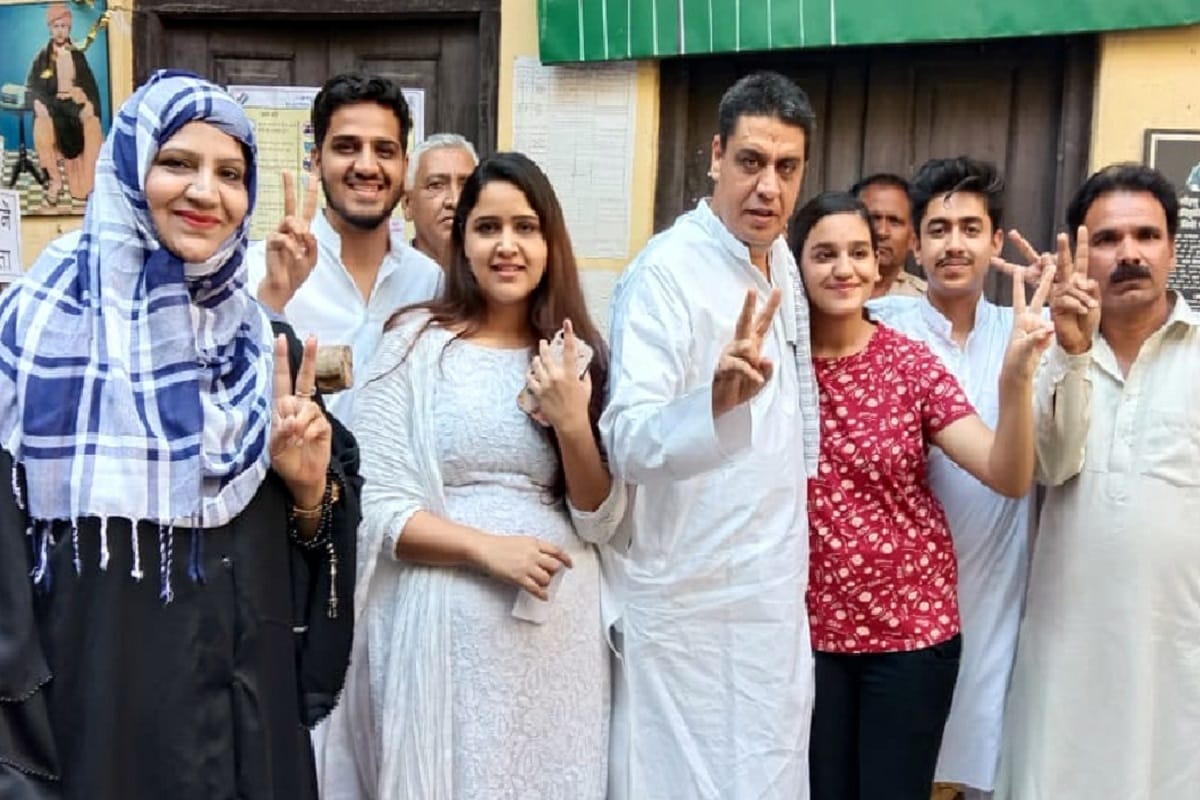 BJP and SP candidates has lead in assembly by-election at Saharanpur