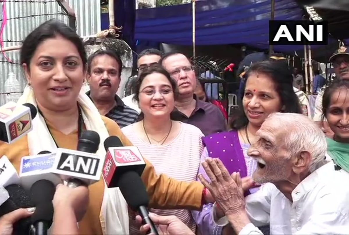 Maharashtra elections Smriti Irani casting her vote, praised 93 year old retired military officer