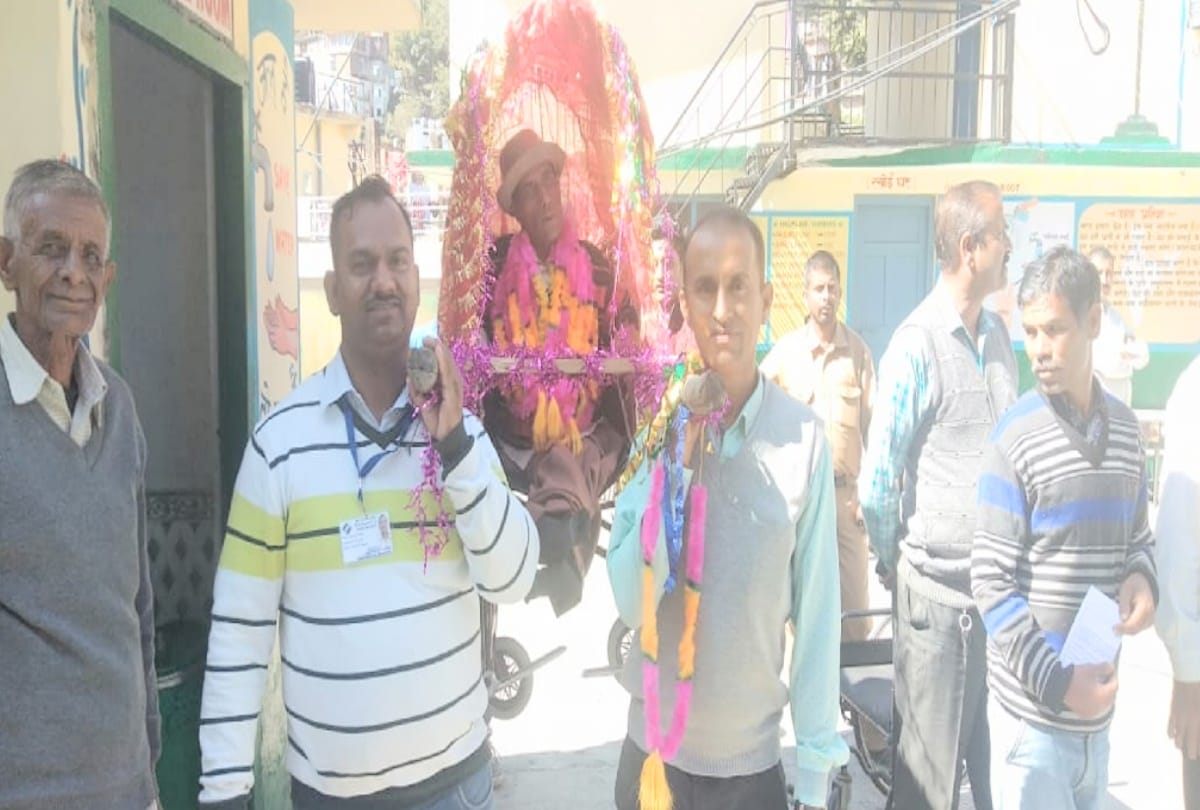 by election: elderly and divyang voter reached polling station on  palanquin and a wheelchair