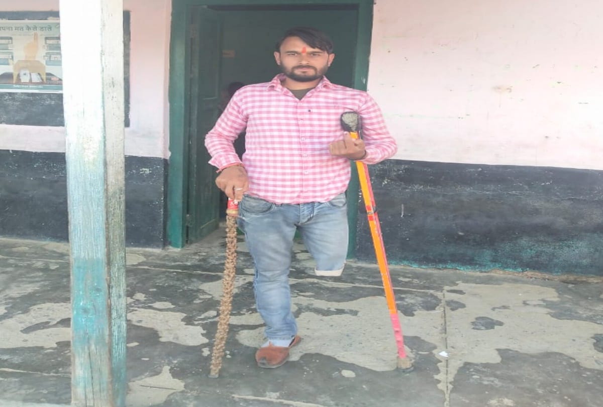 by election: elderly and divyang voter reached polling station on  palanquin and a wheelchair