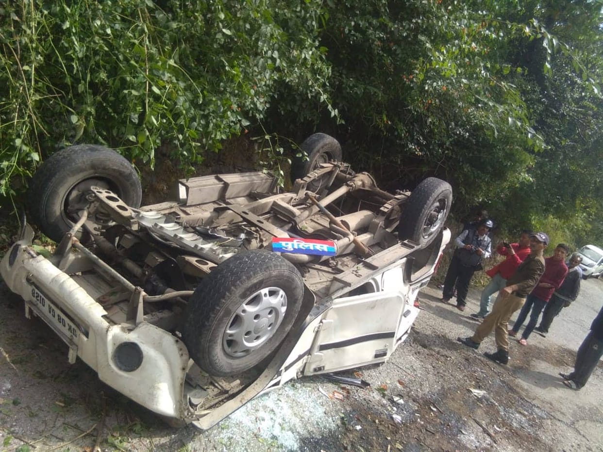 Uttarakhand: governor fleet vehicle fell into ditch in nainital