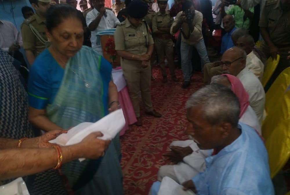 Governor Anandi Ben Patel visits hospital in Amethi.