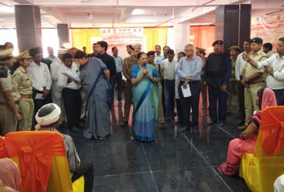 Governor Anandi Ben Patel visits hospital in Amethi.