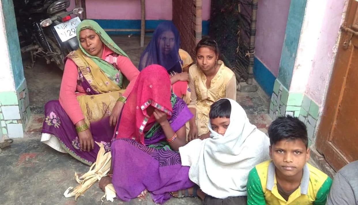Thieves raid five houses, take away jewels and cash