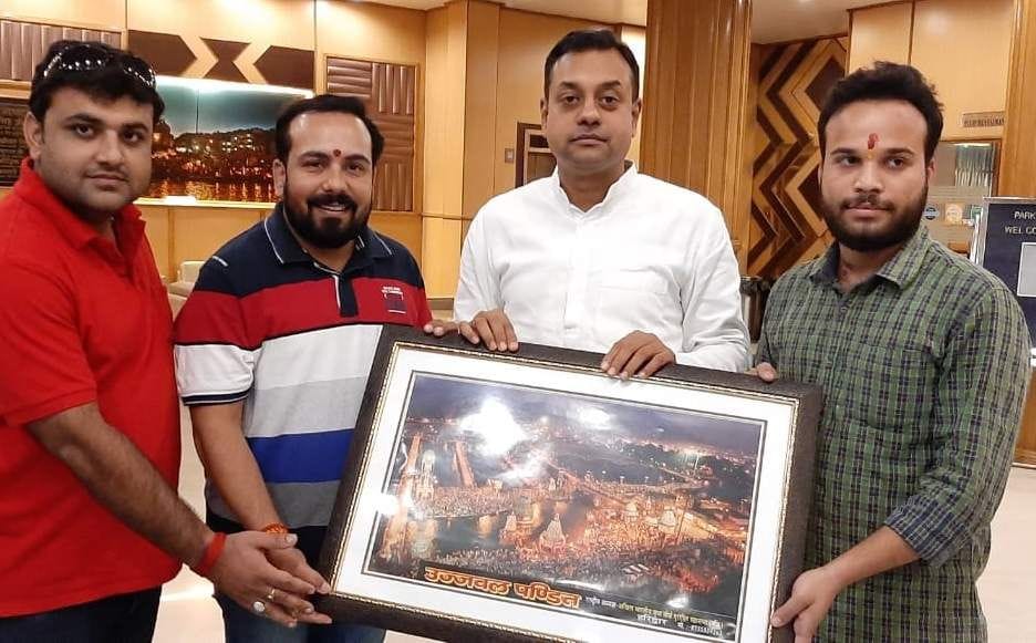 On reaching Haridwar, he welcomed the concerned Patra
