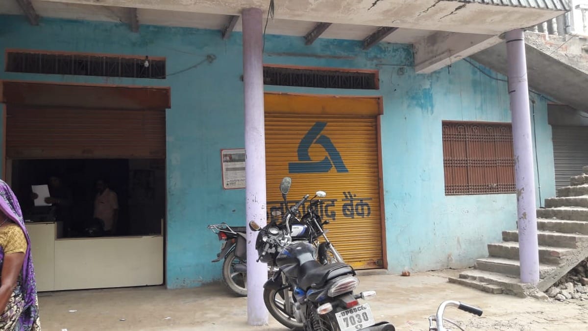 strick in 23 bank's 250 branch in meerut