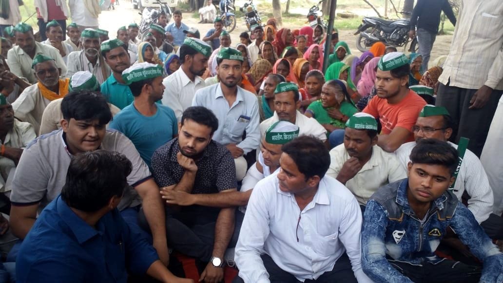 bhrashtaachaar ka aarop lagaakar kiya pradarshan