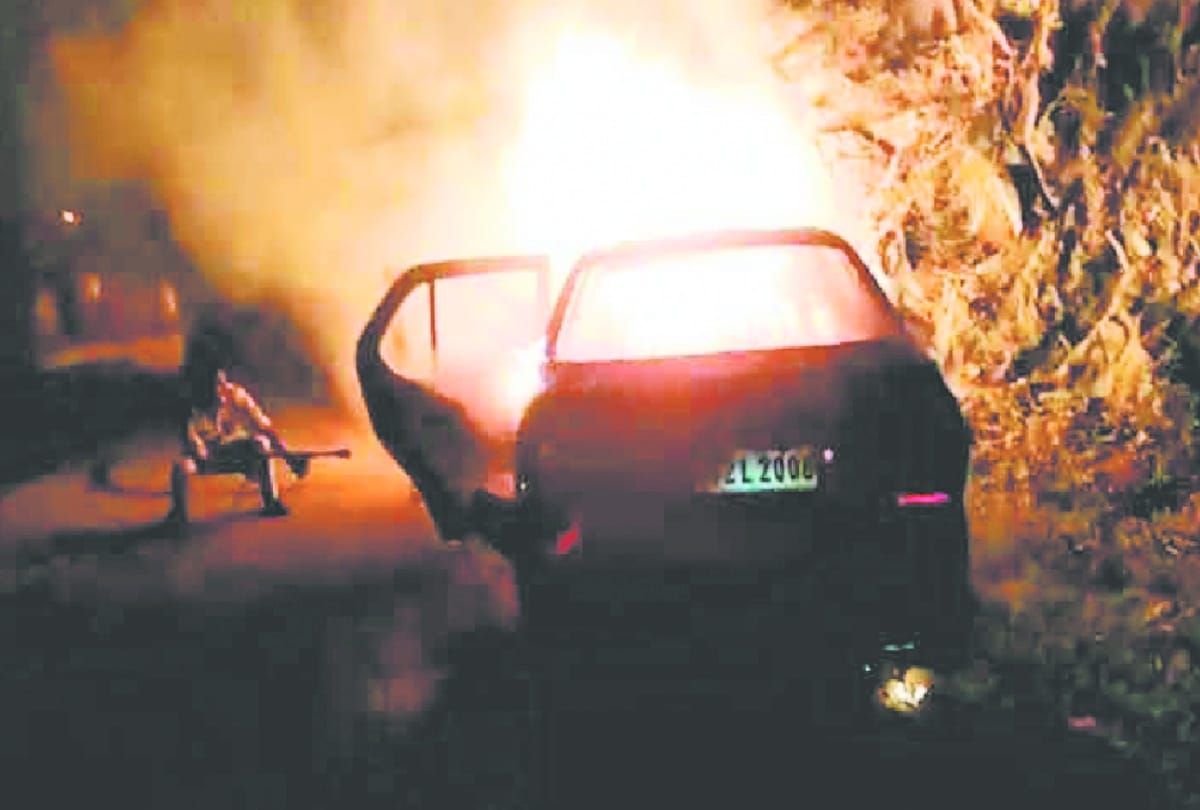 A sudden fire broke out in a moving car in Bilaspur himachal