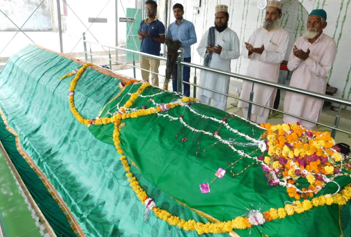 hindus and muslims pray together on sheesh paigambar dargah in ayodhya