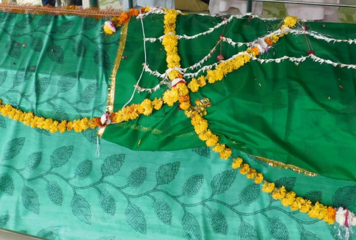 hindus and muslims pray together on sheesh paigambar dargah in ayodhya