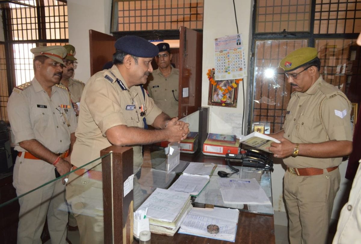 Director General Of Prisonl Anand Kumar Reiw Law And Order Visit Sikandra Police Station