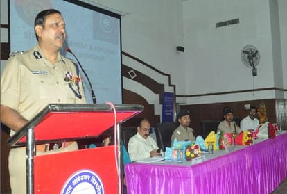 Motivational speaker Gives Tips To Up Police For Stress Free