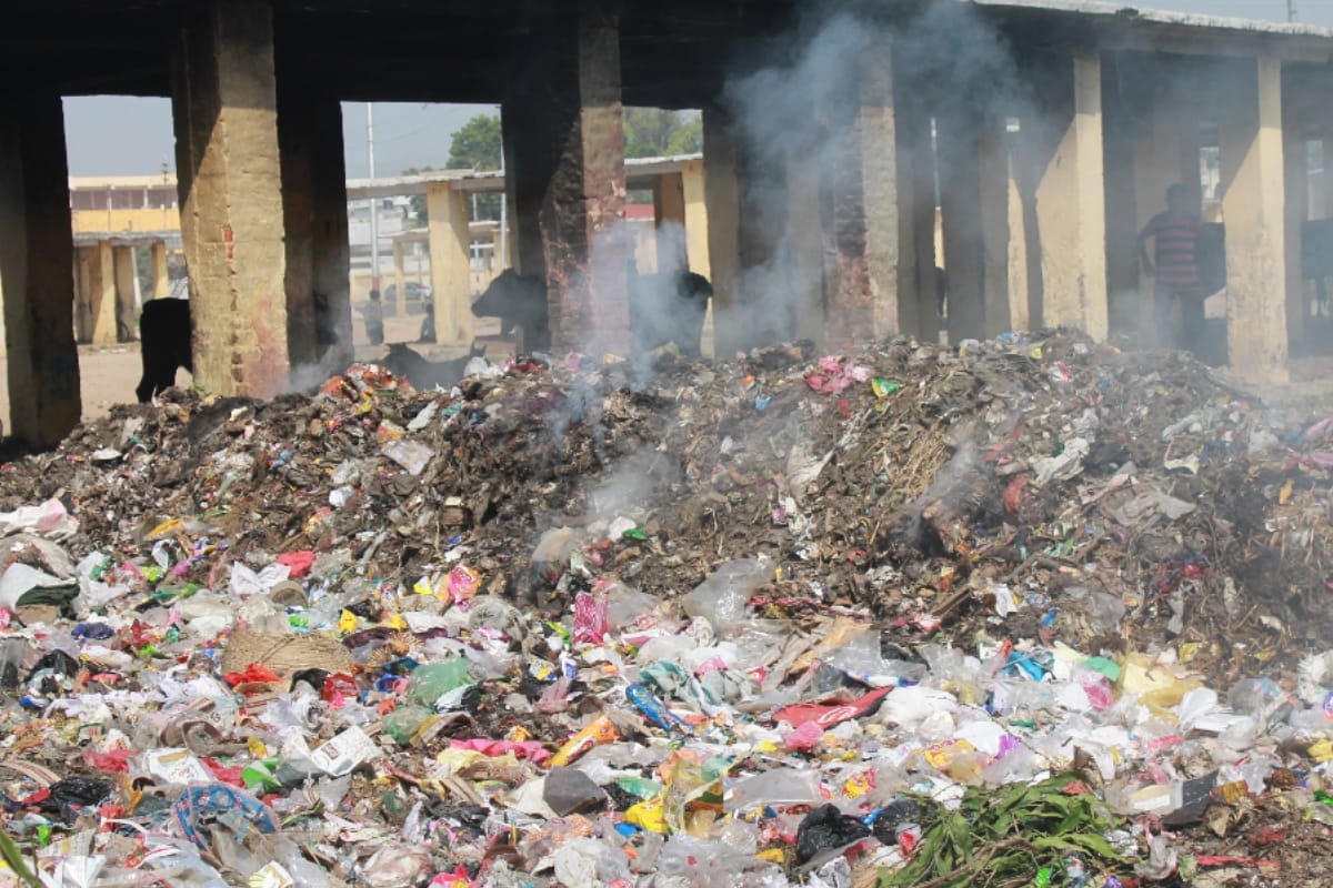 Faridabad Sector 9 full of open garbages people disturbed due to no public toilet facility
