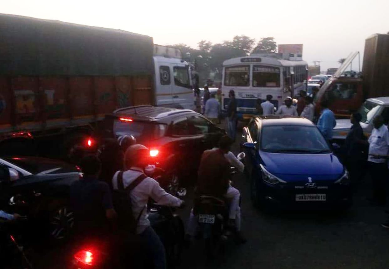 roadside tempo overturn, four injured