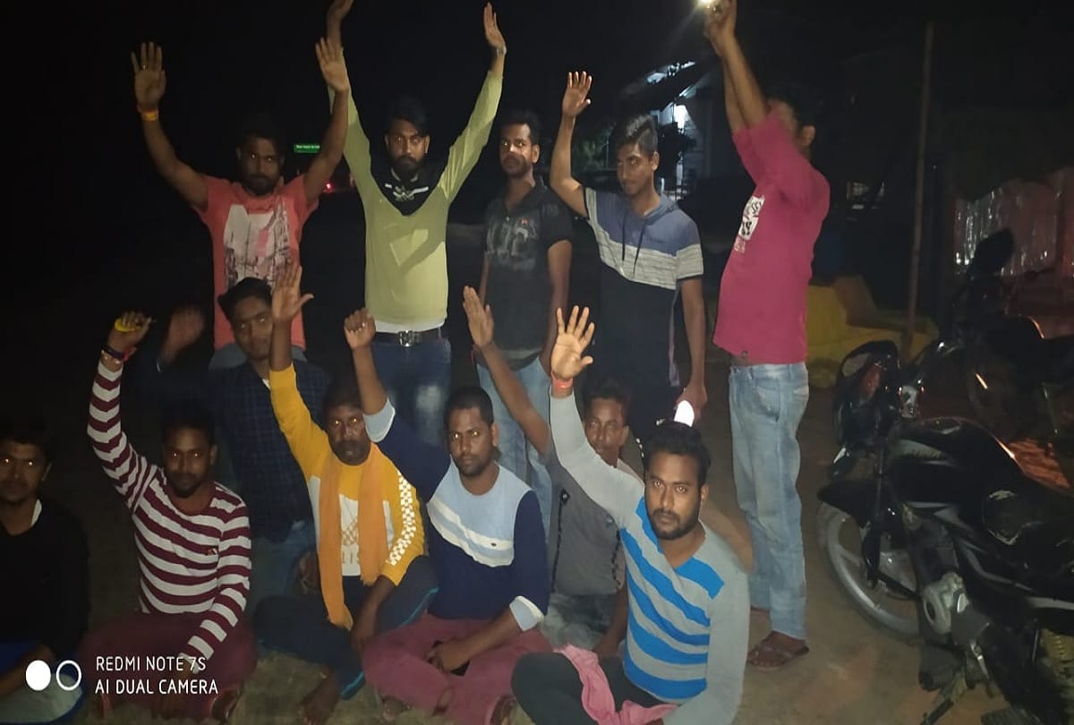 Slogans against smuggling villagers on road to protest against police in maharajganj