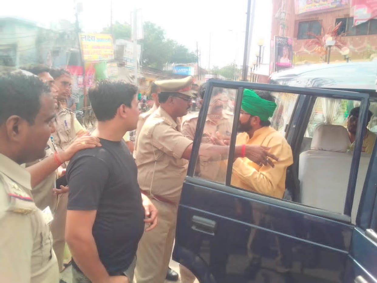 SP workers failed to burn CM's effigy, two caught