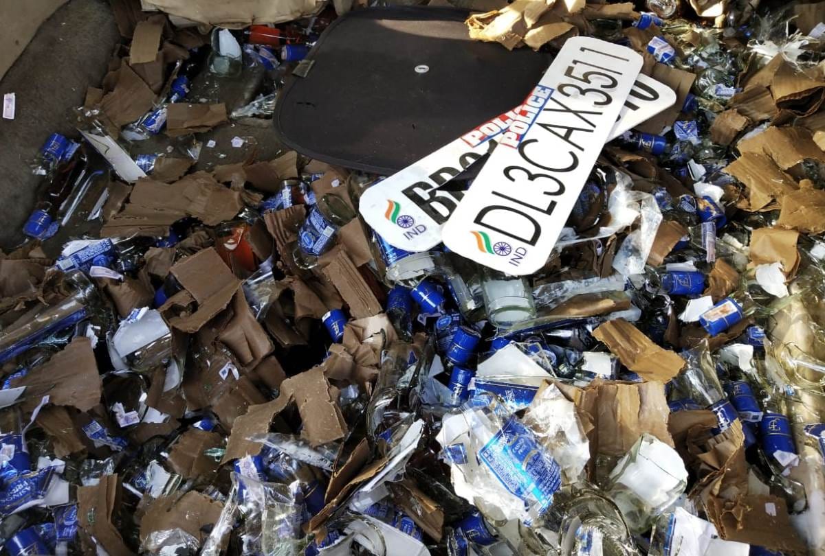 smugglers smuggling liquor by putting police sticker on safari in ayodhya
