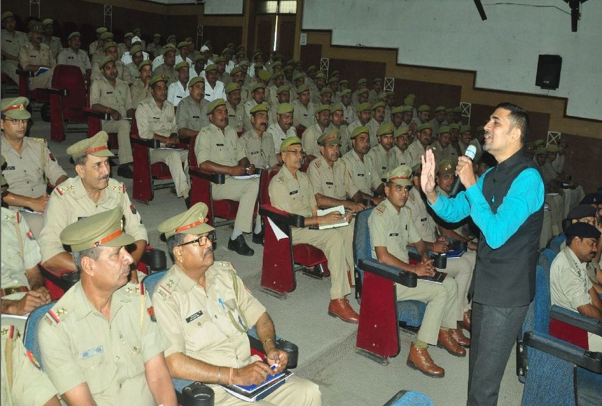 Motivational speaker Gives Tips To Up Police For Stress Free
