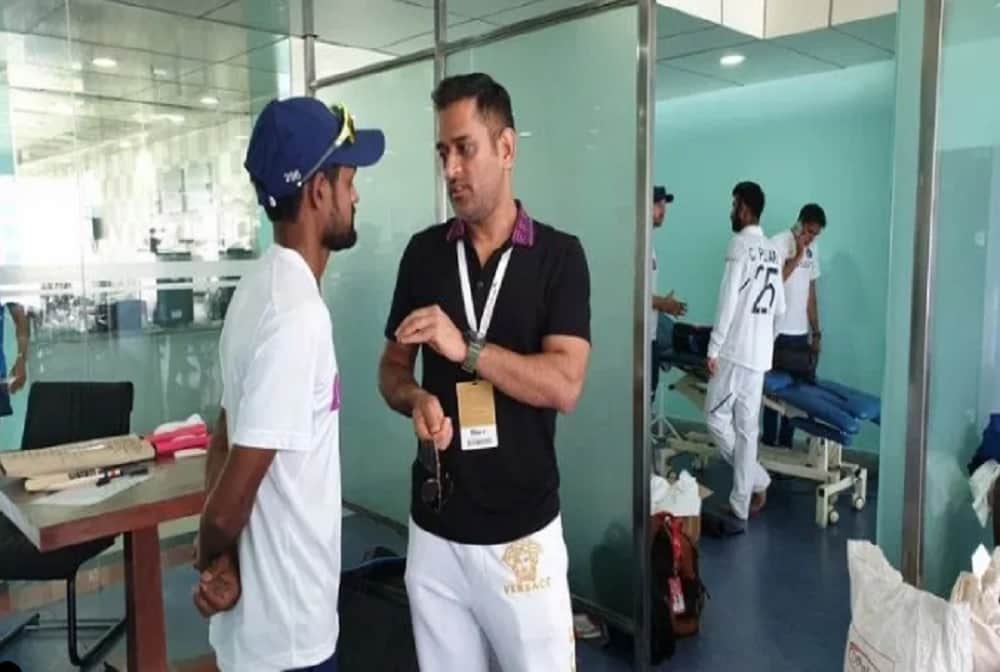 Ravi Shastri slams MS Dhoni Critics said half the guys commenting can not even tie their shoelaces
