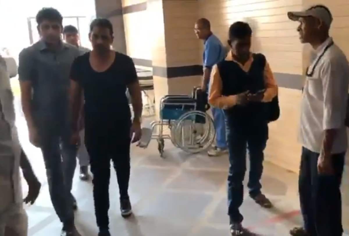 Robert vadra may discharge by Tuesday evening from metro hospital having back pain
