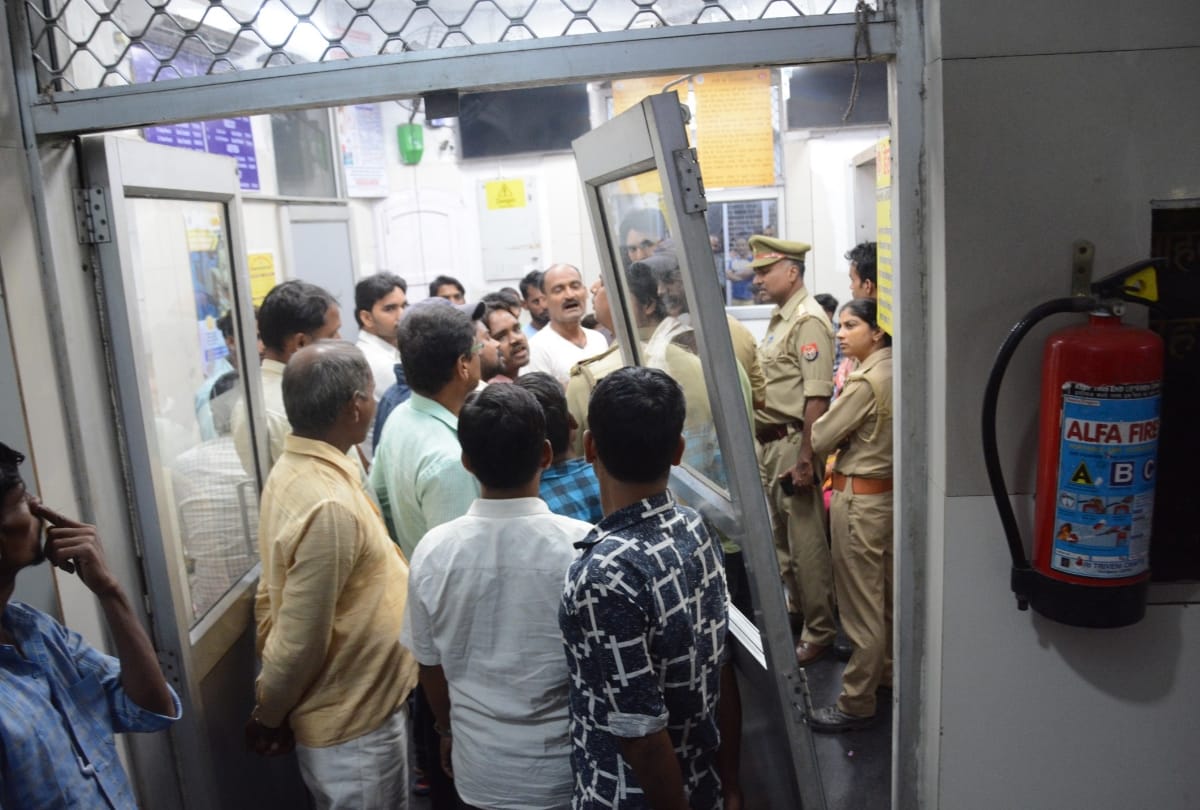 ruckus in jhalkari bai female hospital due to death of lady in lucknow