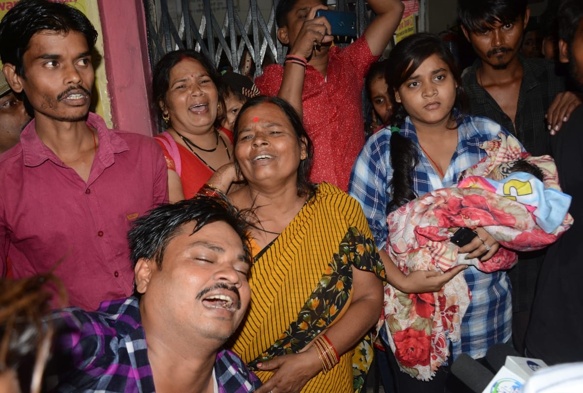 ruckus in jhalkari bai female hospital due to death of lady in lucknow