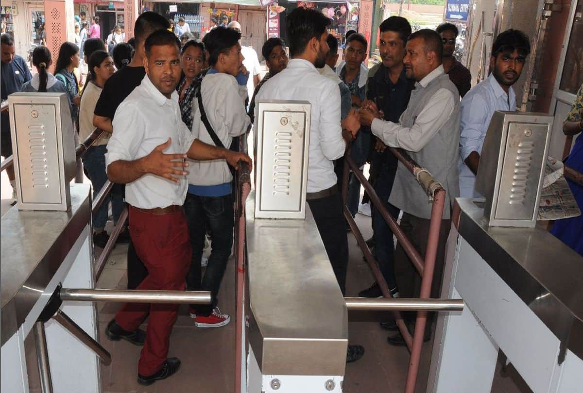 Taj mahal ticket queue Due to server down turn style gate Breaking News